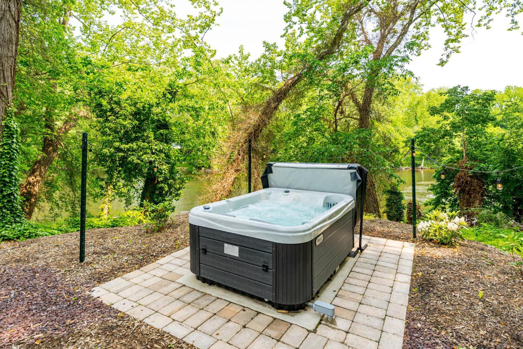 Riverside Tiny Cabin W Hot Tub, Fire Pit, & Kayaks Rileyville Exterior photo